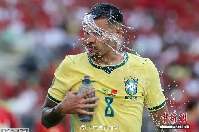 世界杯为了等广告播完，让球员多站了40秒才恢复比赛	，“强制补水”遭吐槽