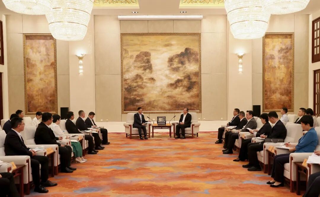 苏州市委书记范波	、市长王维会见刘强东